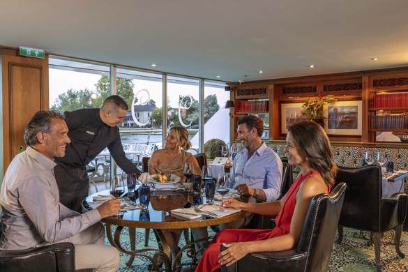 UNIWORLD Boutique River Cruises S.S. Catherine Bar du Leopard Lifestyle 4.jpeg